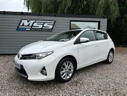 White Used 2014 Toyota Auris Multidrive S Hatchback | £7,295 (Fair price)