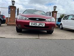Red Used 1999 Ford Mondeo Ghia Hatchback | £1,695