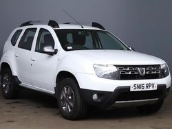 White Used 2016 Dacia Duster Lauréate SUV | £5,300 (Fair price)