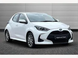 Pure white Used 2023 Toyota Yaris Hybrid Hatchback | £17,750 (Fair price)