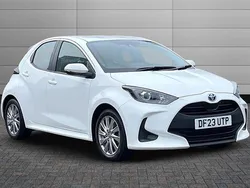 Pure white Used 2023 Toyota Yaris Hybrid Hatchback | £16,295 (Fair price)