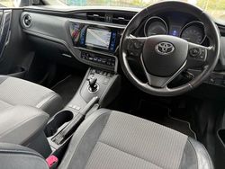 Red Used 2016 Toyota Auris Hybrid Hatchback | £9,985 (Fair price)