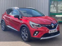 Red/black Used 2022 Renault Captur SE SUV | £14,500 (Fair price)