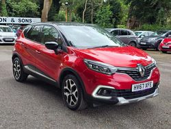 Red/black Used 2017 Renault Captur Dynamique SUV | £9,250 (Fair price)