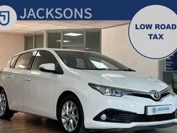 White Used 2016 Toyota Auris Hatchback | £6,920 (Fair price)