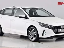 Pure white Used 2022 Hyundai i20 SE Hatchback | £12,590 (Fair price)