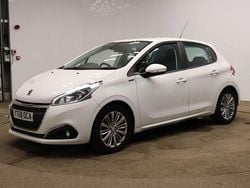 White Used 2018 Peugeot 208 Signature Sky Hatchback | £5,975 (Fair price)