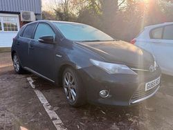 Used 2015 Toyota Auris Hybrid | £6,126 (Fair price)