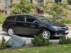 Black Used 2018 Toyota Auris Hybrid Estate | £11,595 (Fair price)