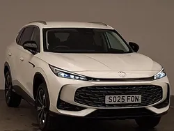 White New 2025 MG HS SE SUV | £21,698 (Fair price)