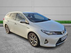 White Used 2015 Toyota Auris Hybrid Estate | £8,890 (Fair price)