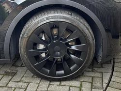 Black Used 2022 Tesla Model Y Long Range AWD SUV | £28,199 (A bit pricey)