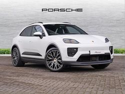 White Used 2025 Porsche Macan SUV | £74,990 (Expensive)