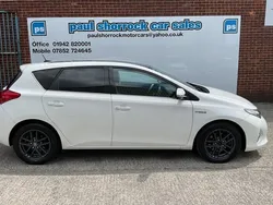 White Used 2014 Toyota Auris Hybrid Plus Hatchback | £6,895 (Fair price)