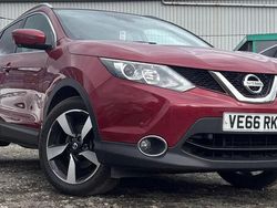 Red Used 2016 Nissan Qashqai N-Connecta SUV | £6,795 (Fair price)
