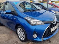 Blue Used 2015 Toyota Yaris Hybrid Hatchback | £10,995 (Fair price)