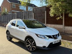 White Used 2015 Nissan Qashqai Tekna SUV | £4,500
