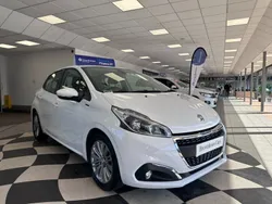 White Used 2018 Peugeot 208 Signature Sky Hatchback | £7,995 (Fair price)