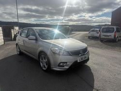 Silver Used 2010 Kia Ceed 2 Hatchback | £3,495 (Good price)