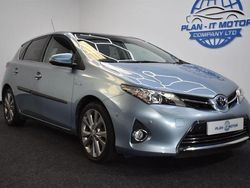 Blue Used 2014 Toyota Auris Hatchback | £9,399 (Fair price)