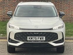 White New 2025 MG HS SE SUV | £23,449 (Super price)