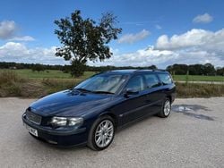 Blue Used 2002 Volvo V70 Estate | £2,250 (Good price)