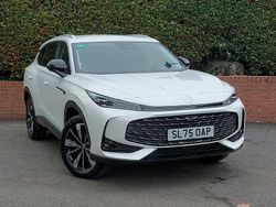 White New 2025 MG HS Trophy SUV | £25,998 (Fair price)