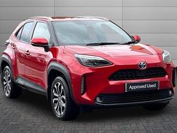 Scarlet flare Used 2022 Toyota Yaris Hybrid Design SUV | £19,395 (Fair price)