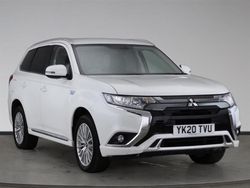 Gloss white Used 2020 Mitsubishi Outlander SUV | £16,190 (Fair price)