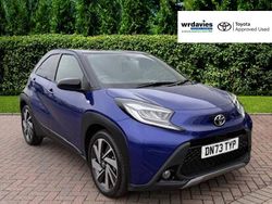 Juniper blue bi tone Used 2023 Toyota Aygo X SUV | £15,295