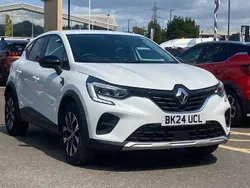 Metallic arctic white Used 2024 Renault Captur Evolution SUV | £17,995 (Fair price)