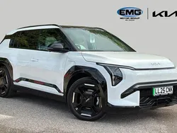 White pearl Used 2025 Kia EV3 2 SUV | £35,999 (Fair price)