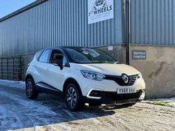 White Used 2018 Renault Captur Play SUV | £7,495 (Fair price)