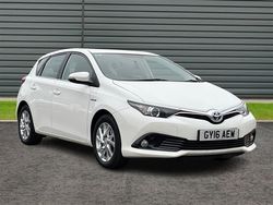 White Used 2016 Toyota Auris Business Edition Hatchback | £11,795 (Fair price)