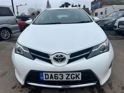 White Used 2014 Toyota Auris Estate | £5,491 (Fair price)