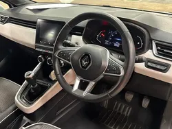 White Used 2022 Renault Clio V SE Hatchback | £11,298 (Fair price)