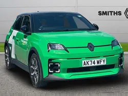 Pop green/diamond black Used 2025 Renault R5 Komfort Hatchback | £23,390 (A bit pricey)