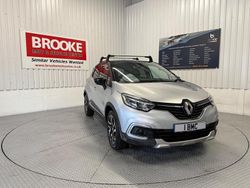 Silver/black Used 2017 Renault Captur Dynamique SUV | £9,490 (Fair price)