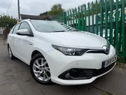 White Used 2018 Toyota Auris Hybrid Estate | £8,995 (Fair price)