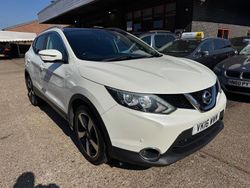 White Used 2016 Nissan Qashqai N-Connecta SUV | £6,495 (Fair price)