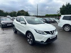 White Used 2016 Nissan Qashqai N-Connecta SUV | £9,498 (Fair price)