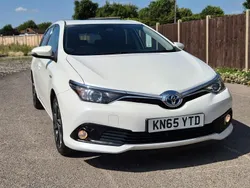 White Used 2015 Toyota Auris Hybrid Design Hatchback | £9,000 (Fair price)