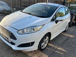 White Used 2014 Ford Fiesta Zetec Hatchback | £5,250 (Fair price)