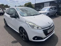 White Used 2020 Renault Clio V Iconic Hatchback | £9,550 (Fair price)