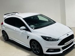 White Used 2015 Ford Focus ST Hatchback | £9,250 (Fair price)