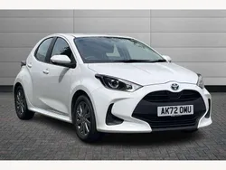 Pure white Used 2022 Toyota Yaris Hybrid Hatchback | £15,895 (Good price)