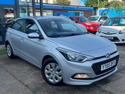 Silver Used 2015 Hyundai i20 Hatchback | £6,480 (Fair price)