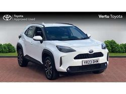 White Used 2023 Toyota Yaris Hybrid Design SUV | £19,942 (Fair price)