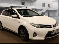 Used 2015 Toyota Auris Hybrid | £7,495 (Fair price)
