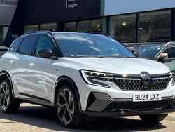 Twotone metallic arctic white with diamond blac Used 2024 Renault Austral Iconic Esprit Alpine SUV | £28,507 (Fair price)